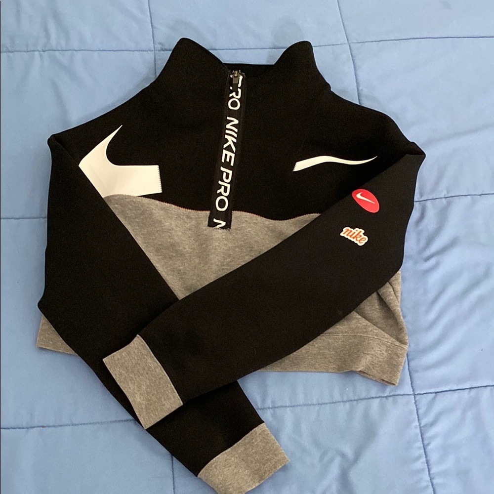 Nike Women's Black and Gray Sweater